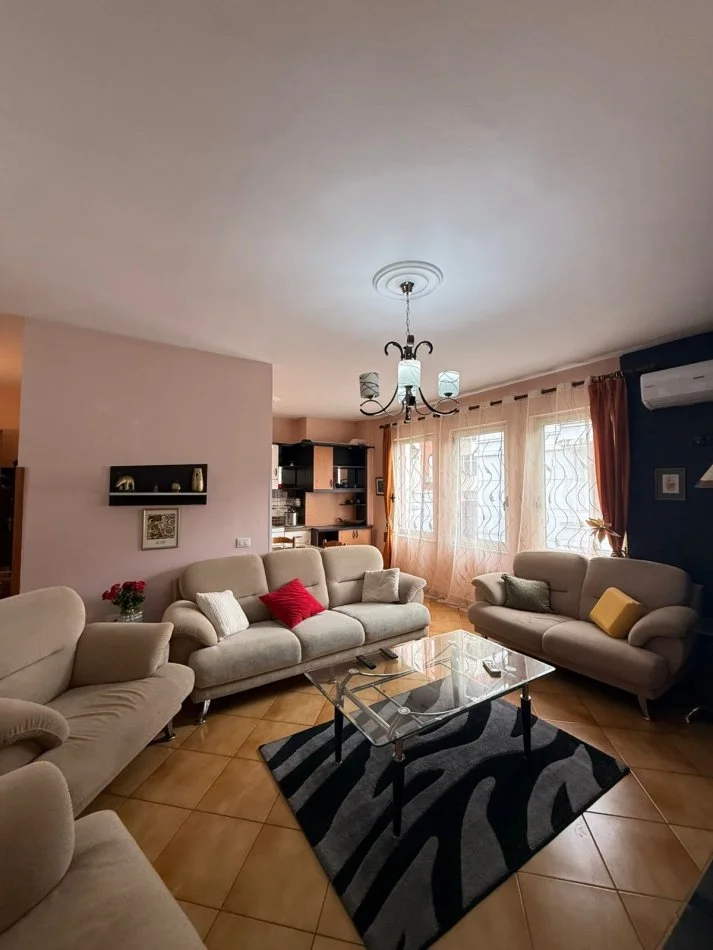 Tirane, jepet me qera apartament 2+1 Kati 3, 100 m² 550 € (Kodra e Diellit)