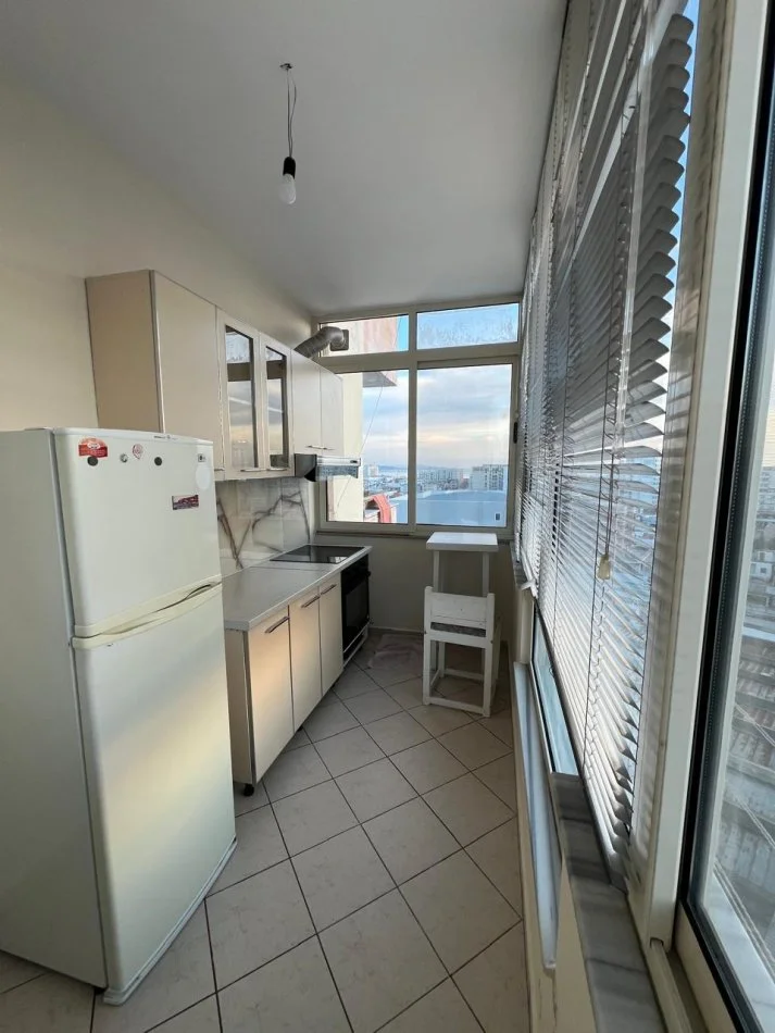 Durres, jepet me qera apartament 1+1 Kati 8, 300 € (TEK TRREGU I MADH)