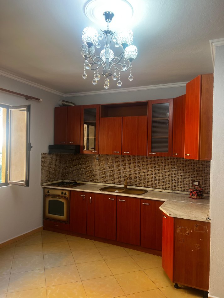 Tirane, jepet me qera apartament 1+1 Kati 4, 65 m² 350 € 