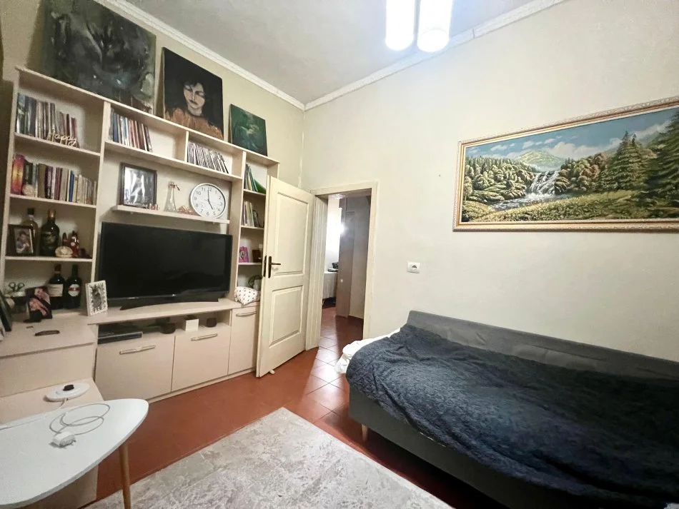 Tirane, shitet apartament 2+1+Ballkon Kati 1, 72 m² 90.000 € (Sauk i Vjeter, Mbrapa Akademise se)
