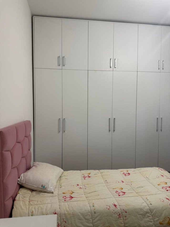 Tirane, jepet me qera apartament 4+1 Kati 4, 176 m² 150.000 € (Rezidenca Secret Garden)