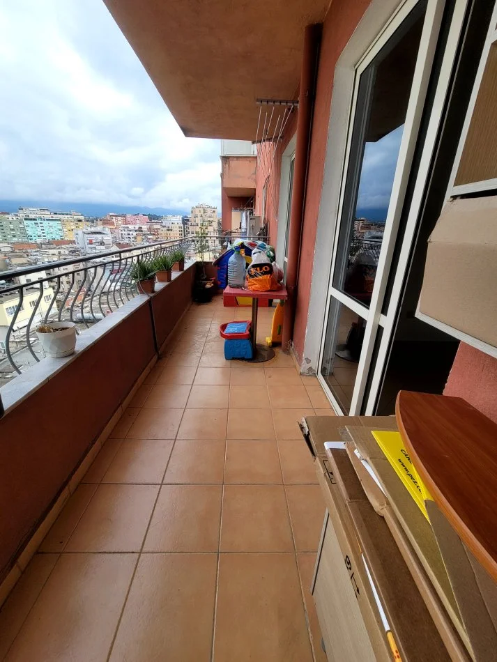 Shitet Apartament 2+1 Komuna e Parisit