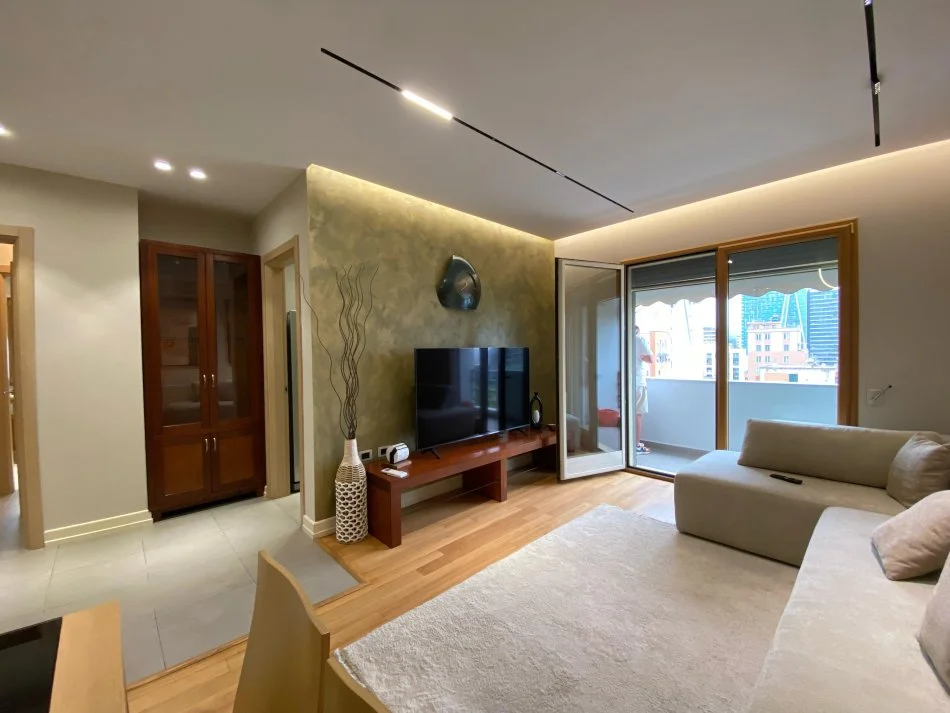 Tirane, jepet me qera apartament 2+1+Ballkon Kati 8, 1.700 € (prane Kryeministrise)