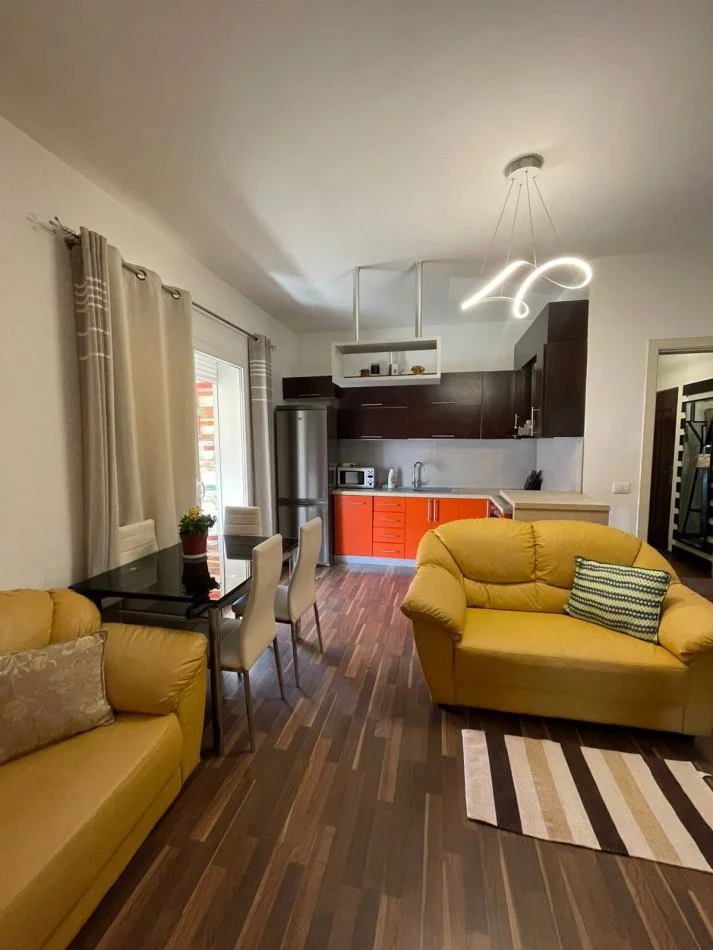 Tirane, jepet me qera apartament 2+1 Kati 4, 85 m² 550 € (rruga asim vokshi)