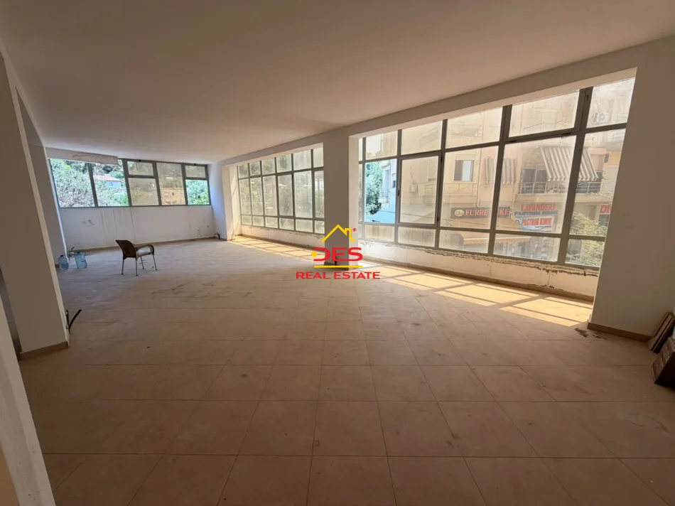 Vlore, jepet me qera ambjent biznesi Kati 2, 140 m² 400 € (Rruga Demokracia)