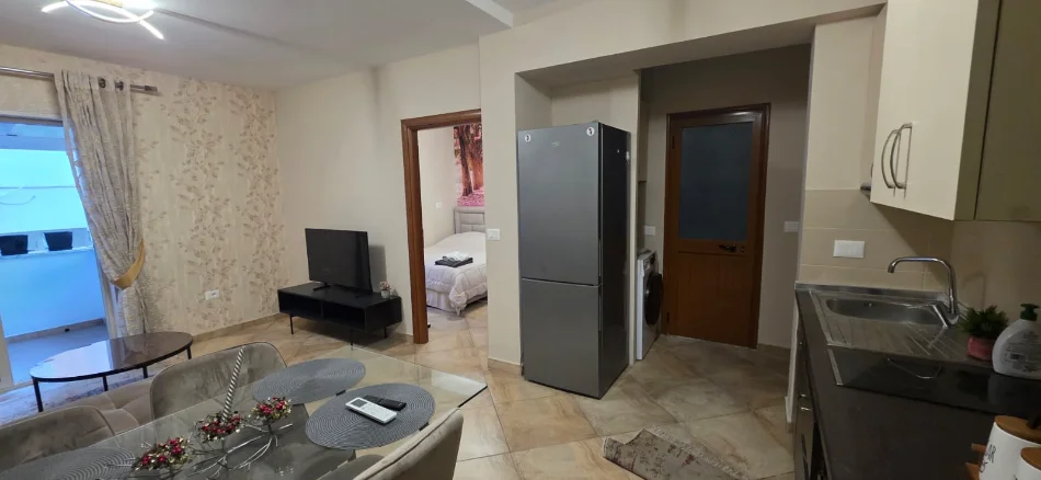 Tirane, jepet me qera apartament 1+1 Kati 7, 70 m² 600 € (Rruga Barrikadave)
