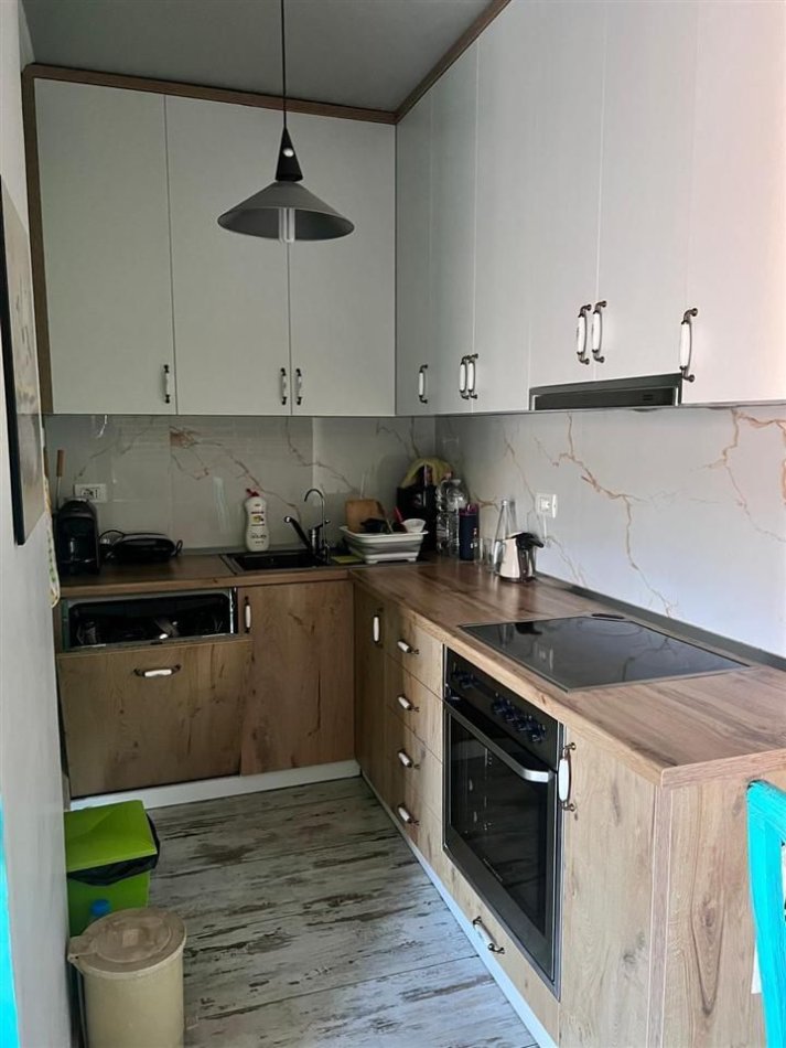 Shqiperi, jepet me qera apartament 2+1+Ballkon Kati 8, 100 m² 660 € (Komuna e Parisit)