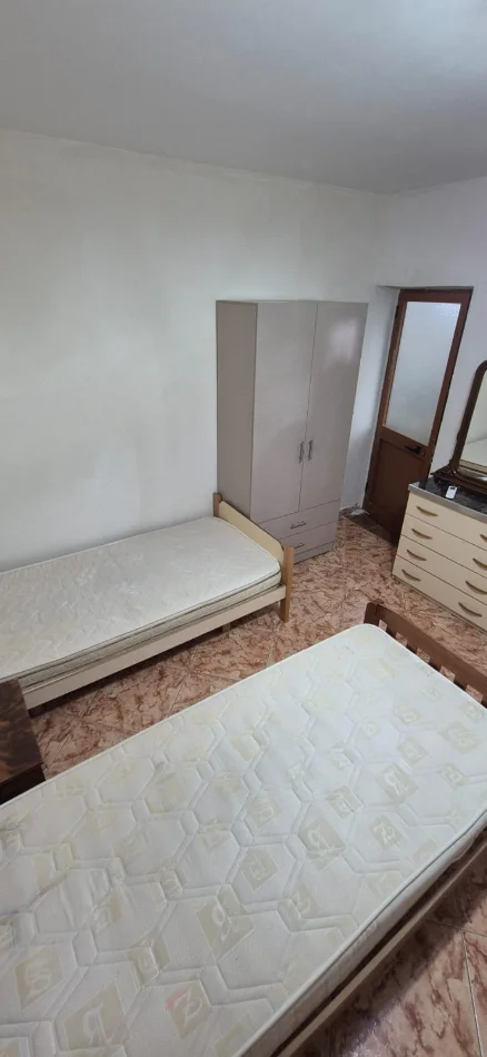 Tirane, jepet me qera shtepi 1+1 Kati 1, 400 € (Universiteti i Mjeksis mbrapa Amerikan 2)