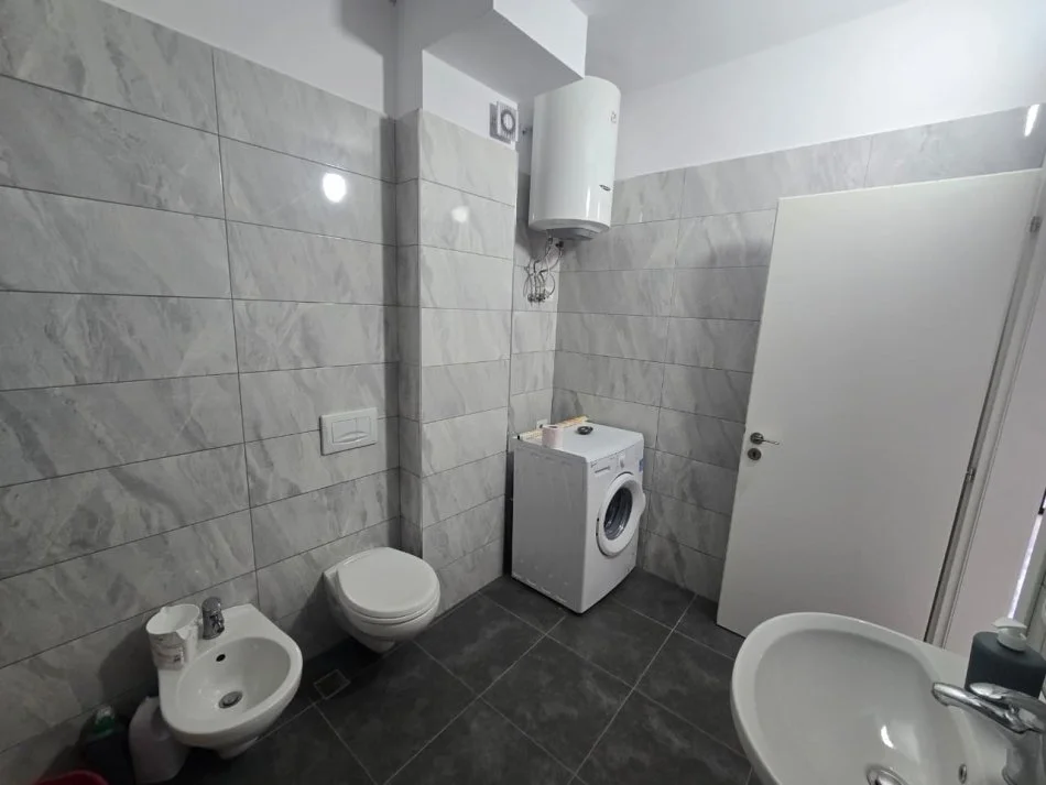 Tirane, jepet me qera apartament 1+1 Kati 2, 75 m² 500 € (Gjon Buzuku)