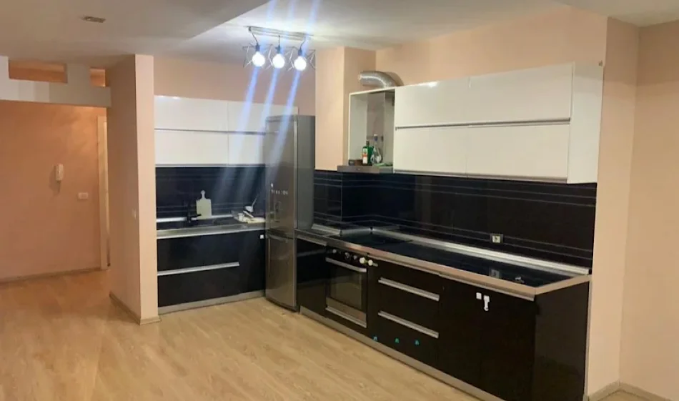 Tirane, jepet me qera apartament 2+1 Kati 2, 140 m² 650 €
