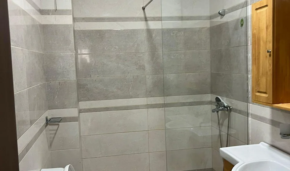 Tirane, jepet me qera apartament 2+1 , 138 m² 450 € 