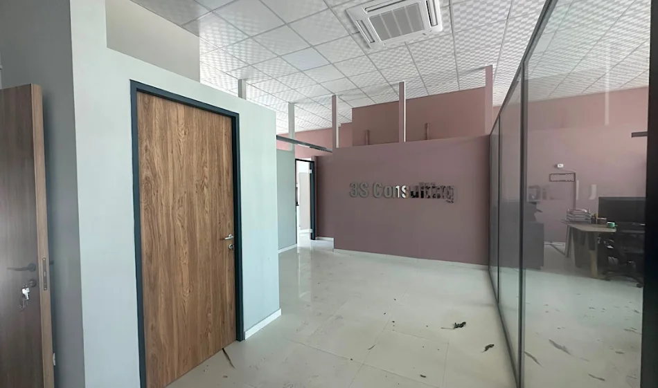 Tirane, jepet me qera zyre Kati 2, 300 m² 2.000 € 