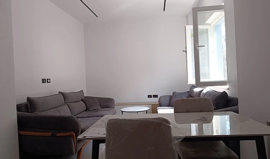Tirane, jepet me qera shtepi 1+1 Kati 3, 70 m² 450 € 