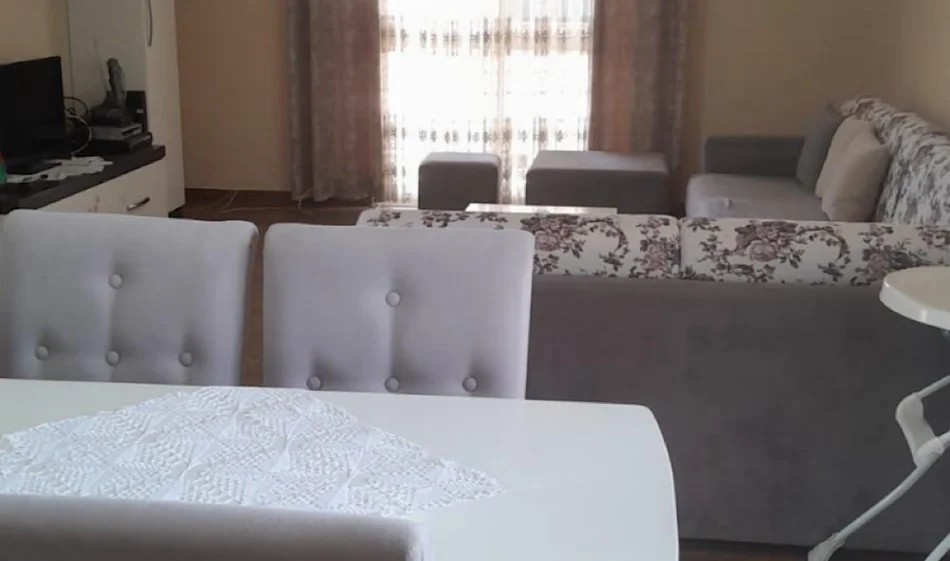 Tirane, jepet me qera Vile 2+1 Kati 4, 150 m² 500 € 