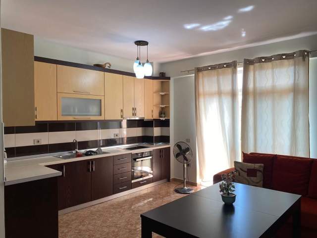 Tirane, jepet me qera apartament 2+1+BLK Kati 4, 100 m² 600 Euro (selite)