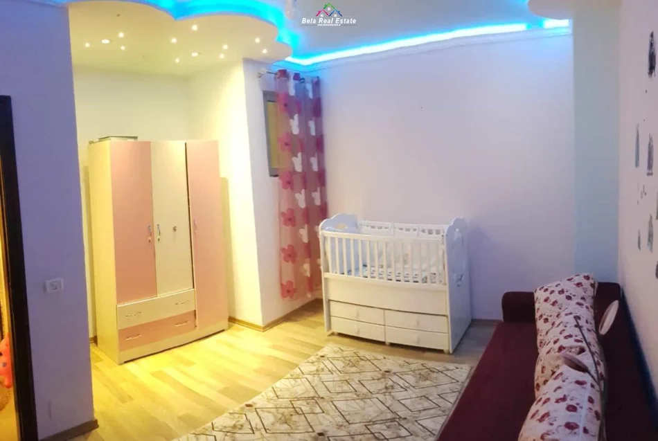 Tirane, jepet me qera apartament 2+1+Ballkon Kati 4, 90 m² 500 € (yzberisht)