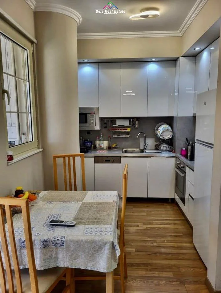 Tirane, jepet me qera apartament 2+1+Ballkon Kati 5, 100 m² 700 € (Don Bosko, prane Kishes Katolike)