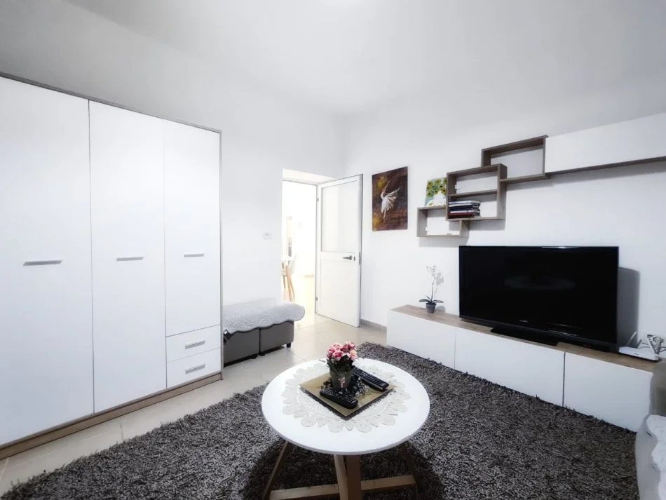 Tirane, jepet me qera apartament 1+1 Kati 0, 70 m² 700 € (Pazari i Ri)