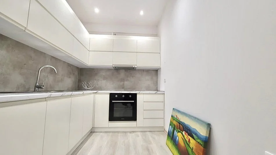 Jepet me qera 1+1 tek Kopshti Botanik ne Pallat te Ri me Ashensor | Mobilim dhe Investim i Ri | Parket