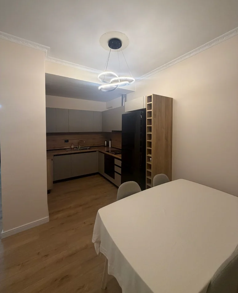 Tirane, jepet me qera apartament 2+1 , 90 m² 1.100 € 