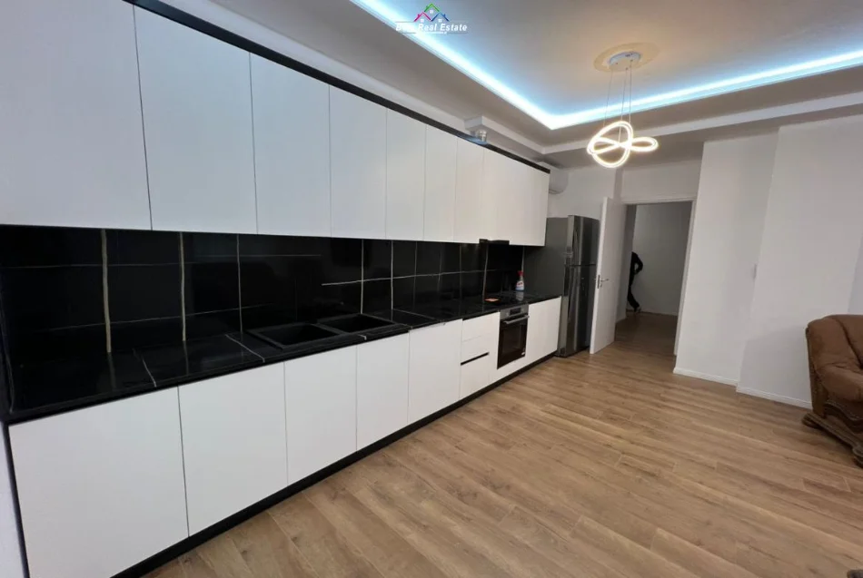 Tirane, jepet me qera apartament 2+1 Kati 1, 85 m² 800 € (dritan hoxha)