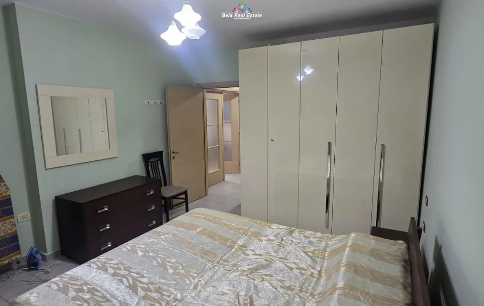 Tirane, jepet me qera apartament 1+1+Ballkon Kati 5, 95 m² 580 € (astir)