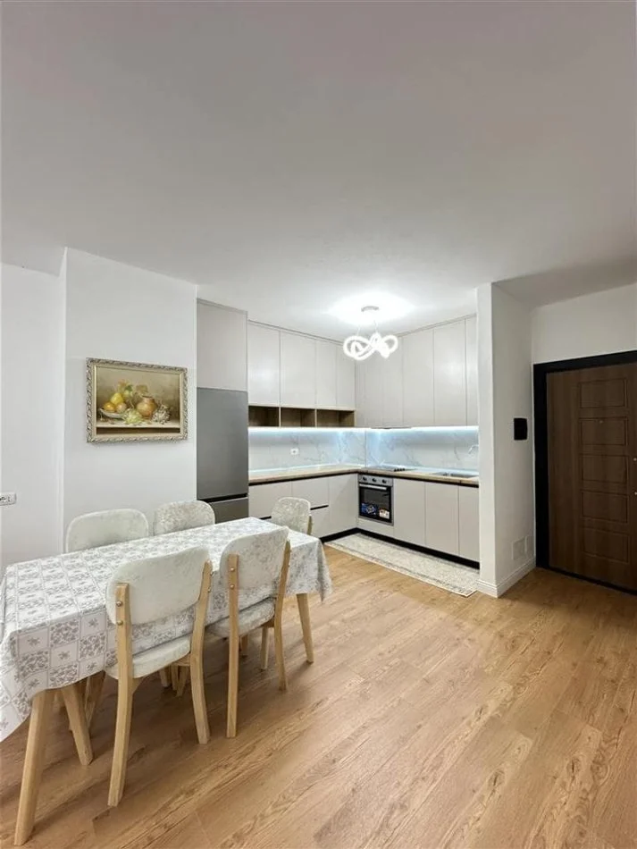 Tirane, jepet me qera apartament 2+1+Ballkon Kati 1, 100 m² 730 € (rruga e dibres)