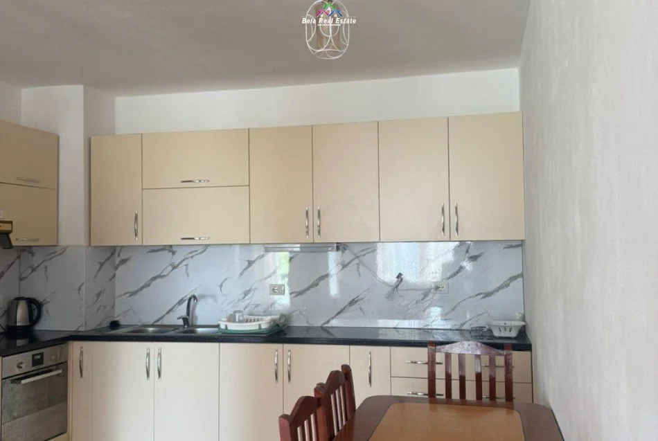 Tirane, jepet me qera apartament 3+1 Kati 2, 133 m² 530 € (rruga 5 maji)