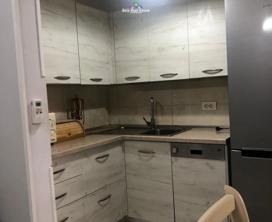 Tirane, jepet me qera apartament 1+1+Ballkon Kati 5, 60 m² 420 € (ali demi)