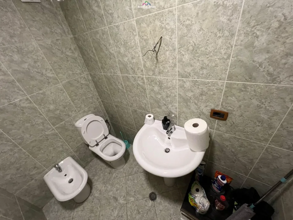 Tirane, jepet me qera zyre Kati 2, 106 m² 750 € (21 dhjetori)