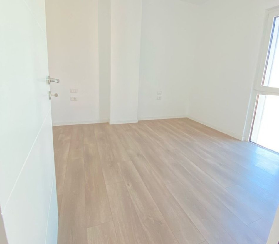 Tirane, jepet me qera ambjent biznesi Kati 6, 100 m² 600 € (RRuga 5 Maji, Emerald Center, TT 1871)