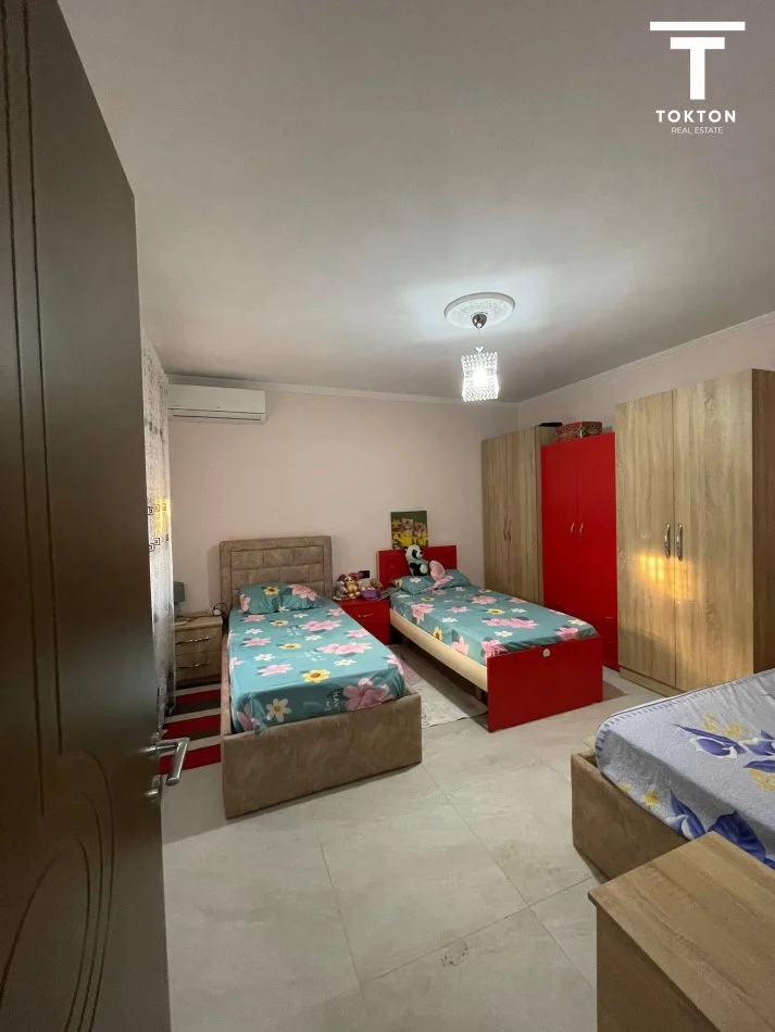 Tirane, jepet me qera shtepi 2+1 Kati 0, 800 € (xhamllik)