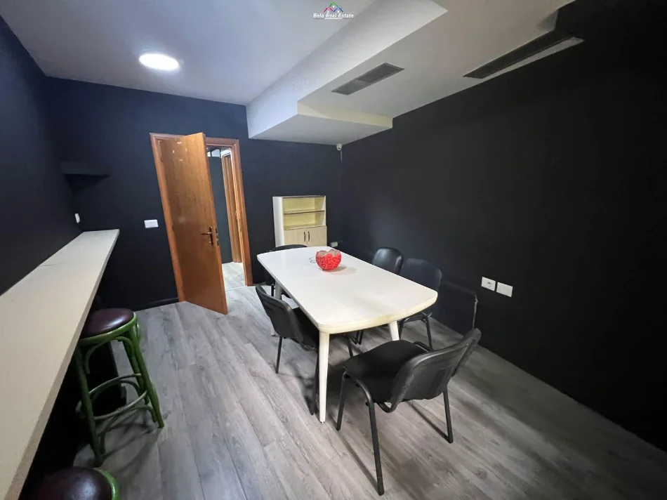 Tirane, zyre Kati 2, 200 m²  3500 euro (Rruga Sami Frasheri)