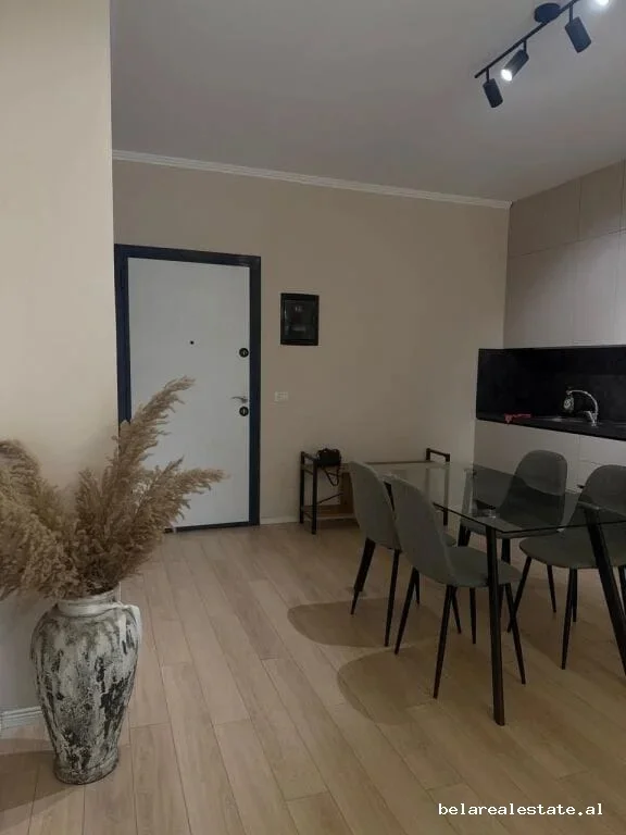 Tirane, jepet me qera apartament 1+1+Ballkon Kati 4, 76 m² 600 € (rruga 5 maji)