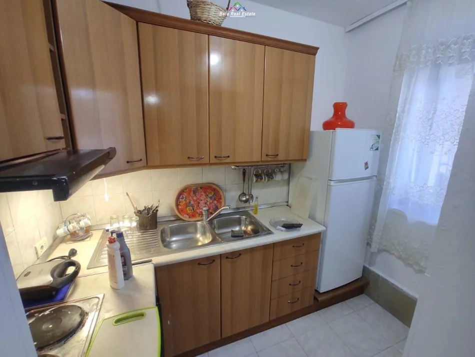 Tirane, jepet me qera apartament 1+1 Kati 1, 60 m² 400 € (21 Dhjetori, Rruga Frederik Shiroka)
