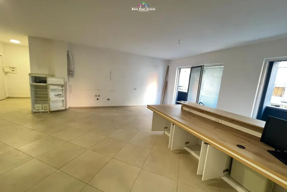 Tirane, jepet me qera zyre Kati 2, 94 m² 730 € (mine peza)