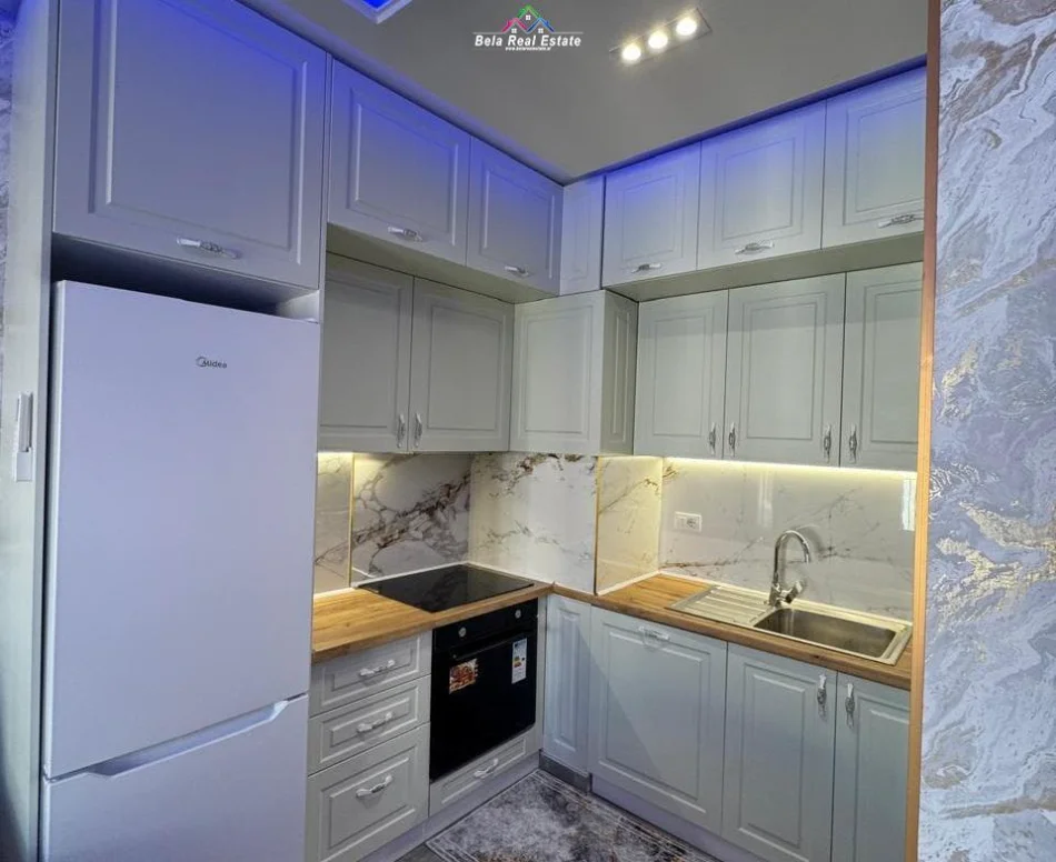 Tirane, jepet me qera apartament 1+1+Aneks Kati 8, 75 m² 500 € (univers city)