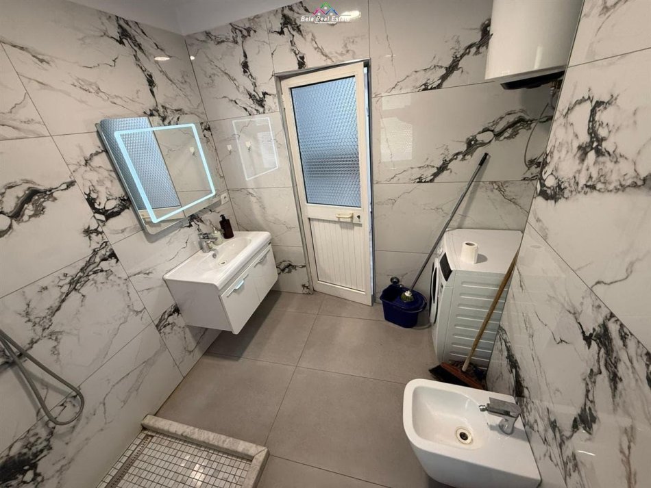 Tirane, jepet me qera apartament 1+1+Ballkon Kati 3, 70 m² 520 € (fuat toptani)