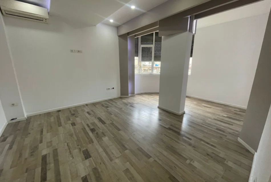 Tirane, jepet me qera zyre Kati 4, 110 m² 1.470 € (sheshi willson)