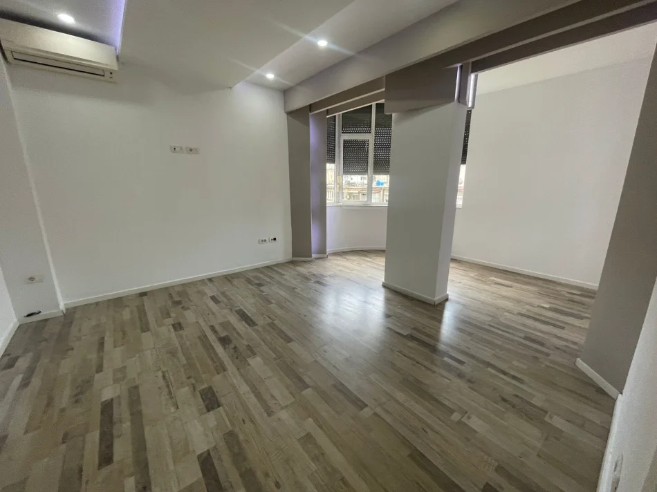 Tirane, jepet me qera zyre Kati 4, 110 m² 1.470 € (Sheshi Willson)
