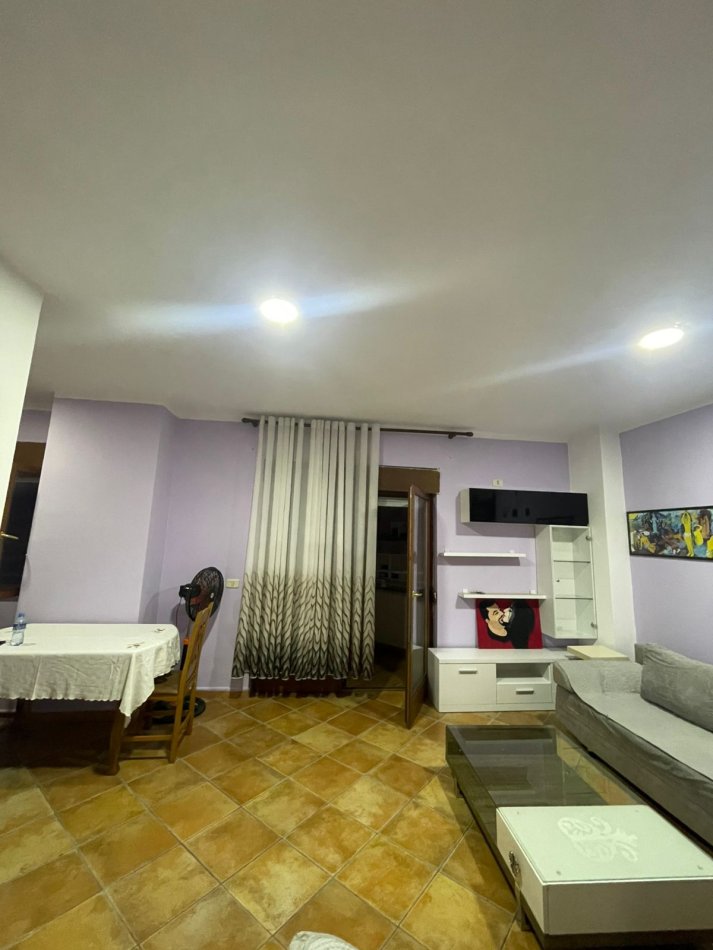 Tirane, jepet me qera apartament 1+1+Ballkon Kati 3, 65 m² 600 € (RRUGA E DURRESIT)