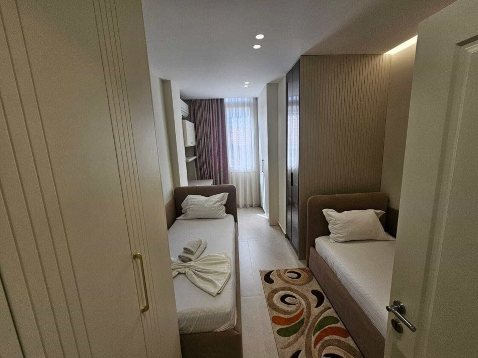 Tirane, jepet me qera apartament 2+1 Kati 3, 110 m² 1.300 € (Rruga e Kavajes)