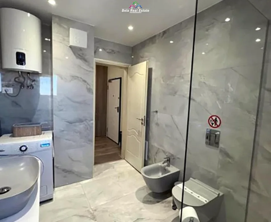 Tirane, jepet me qera apartament 1+1+Ballkon Kati 11, 65 m² 870 € (qender)