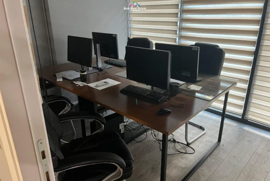 Tirane, jepet me qera zyre Kati 2, 108 m² 2.000 € (Kompleksi Square 21)
