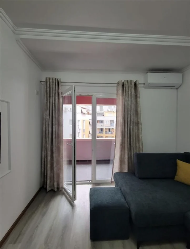 Tirane, jepet me qera apartament 1+1+Ballkon Kati 4, 75 m² 575 € (Xhanfize Keko)