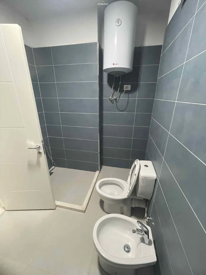 Tirane, jepet me qera zyre Kati 5, 108 m² 420 € (rruga e dibres)