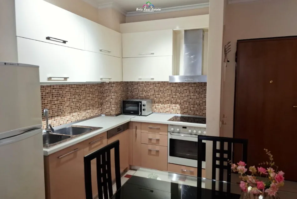 Tirane, jepet me qera apartament 1+1+Ballkon Kati 2, 90 m² 630 € (kopshti botanik)