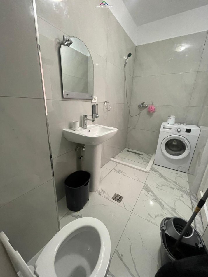Tirane, jepet me qera apartament 1+1+Ballkon Kati 8, 65 m² 450 € (loni ligori)