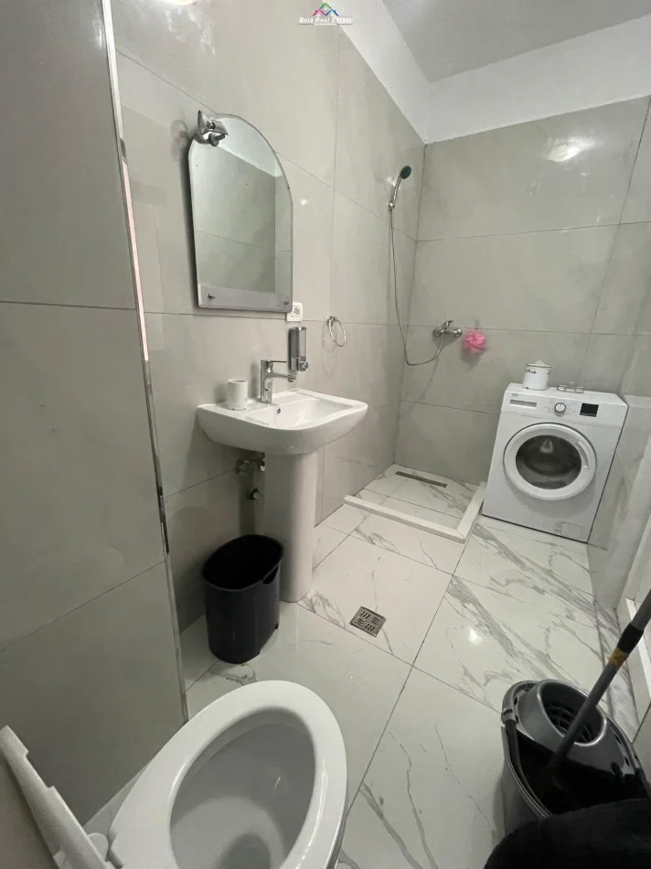 Tirane, jepet me qera apartament 1+1+Ballkon Kati 8, 65 m² (astir)