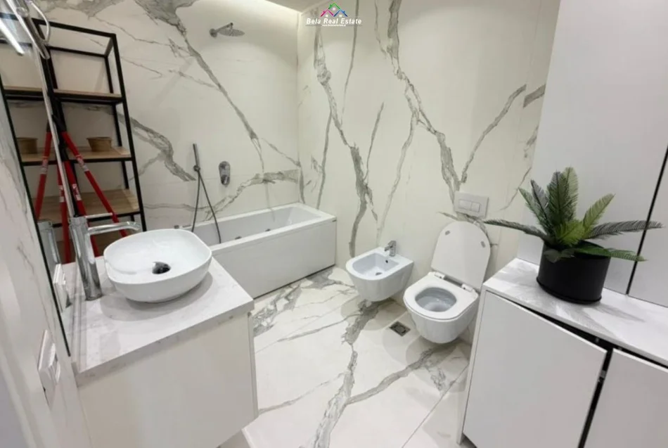 Tirane, jepet me qera apartament 3+1 Kati 3, 200 m² 1.500 € (secret garden)